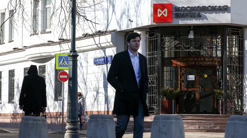 Доллар и евро показали рост в начале торгов на Мосбирже