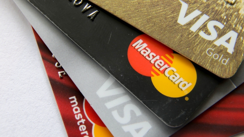 Попавшие под санкции банки РФ не смогут выпускать карты Visa и Mastercard