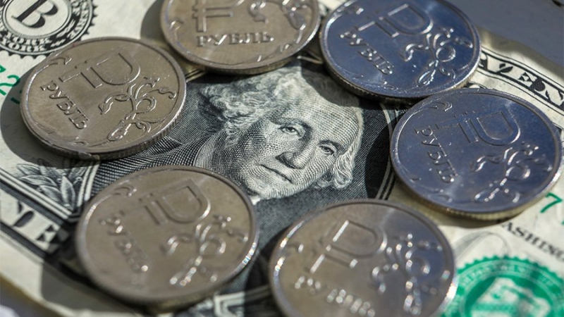 Рубль начал восстанавливаться после новости о возобновлении торгов ОФЗ