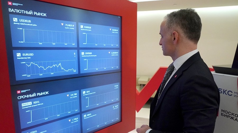 Курс доллара на Мосбирже опустился ниже 77 рублей впервые с 21 февраля