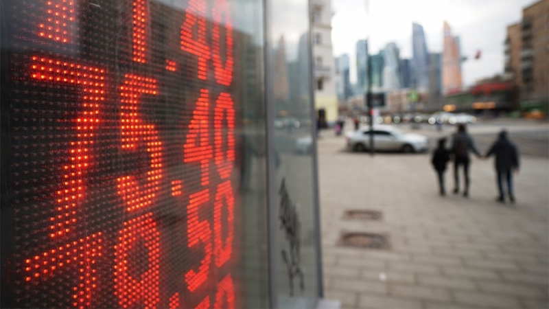 Курс евро опустился ниже 75 рублей впервые с марта 2020 года