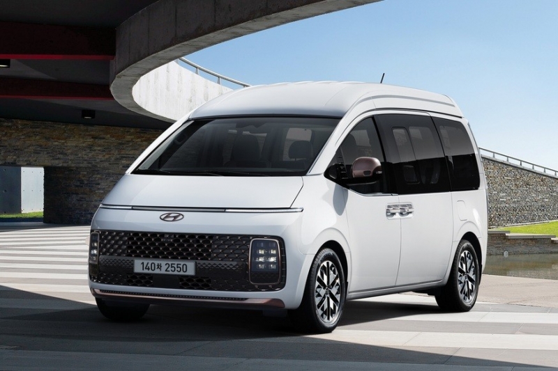 Минивэн Hyundai Staria: новая топ-версия с тумбочкой и кемпер