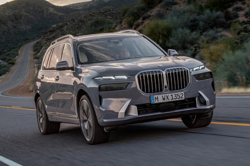 Обновлённый кроссовер BMW X7: двухъярусная головная оптика и табло в салоне
