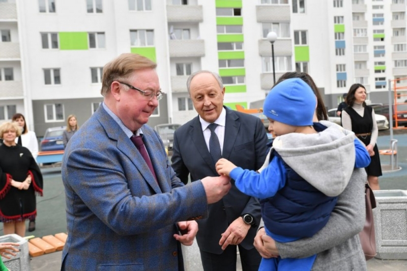 Сергей Степашин и генеральный директор публично-правовой компании Константин Цицин вручили ключи от квартир