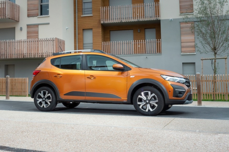 Шпионы поймали новинку Renault: возможно, бюджетный кросс, но РФ он теперь вряд ли достанется