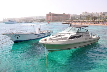 В египетской Хургаде сгорел катер с иностранными туристами