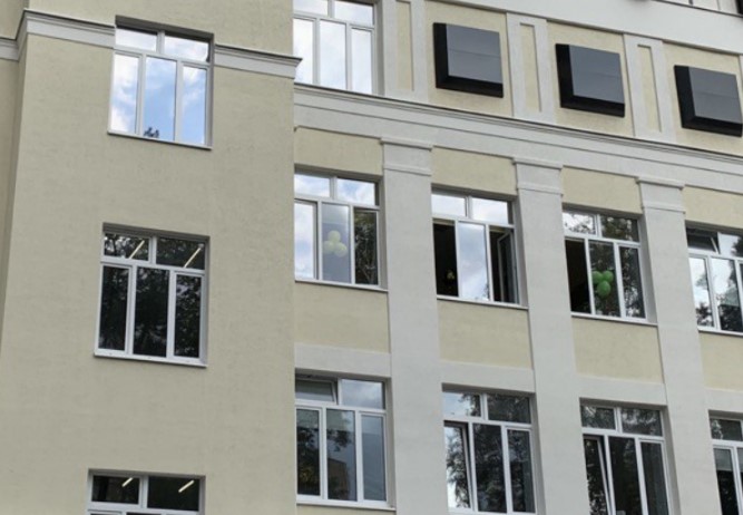 Завершено остекление здания детской поликлиники в районе Кунцево