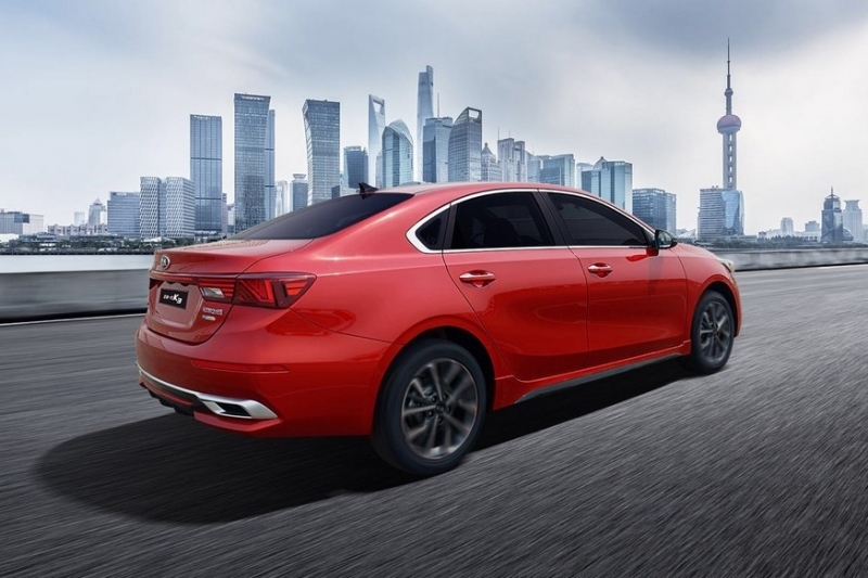 Другой обновлённый седан Kia Cerato попался шпионам: без «пунктиров»