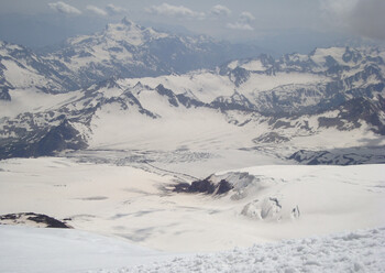 Группу из туристов и спасателей эвакуируют с Эльбруса 