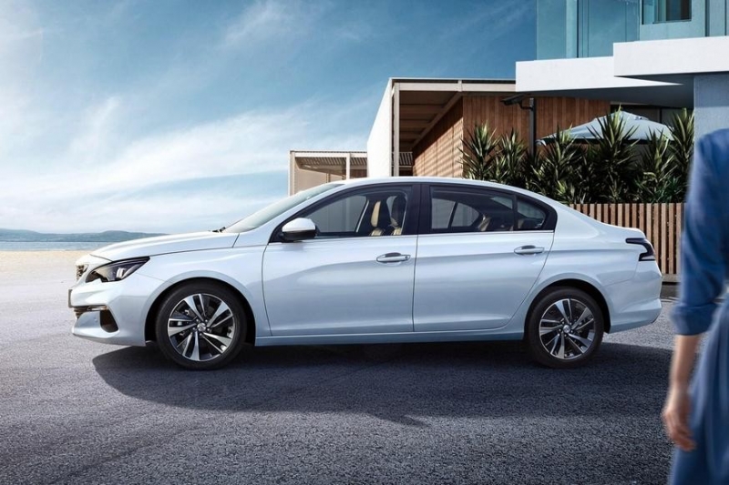 Седан Peugeot 408 нового поколения сфотографировали без камуфляжа