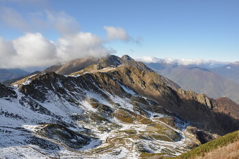 В горах Сочи спасли двух оказавшихся в снежной ловушке туристов