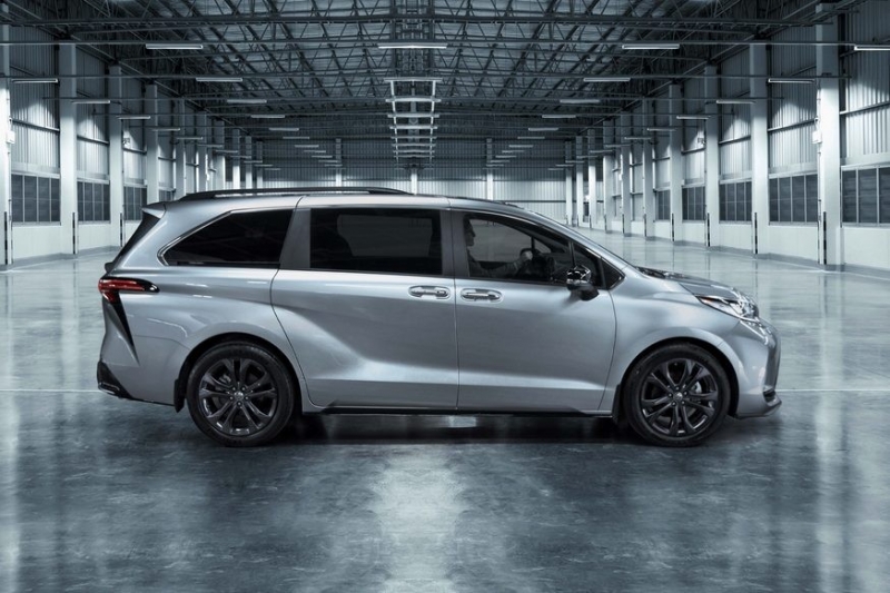 Вэн Toyota Sienna получил лимитированную спецверсию на юбилей, хотя она не такая уж особенная