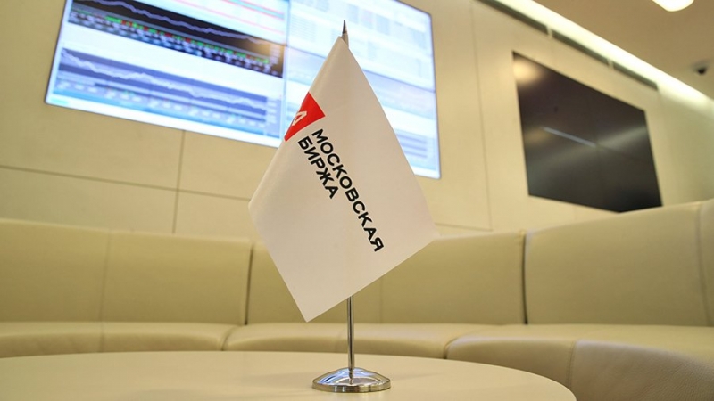 Доллар на Мосбирже завершил день повышением до 61 рубля