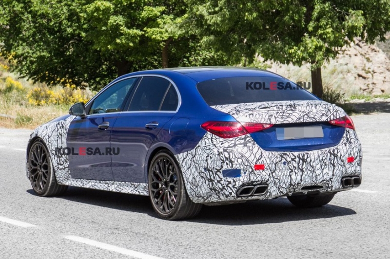 Mercedes-AMG тестирует новый C 63 PHEV: седан проехался на камеру