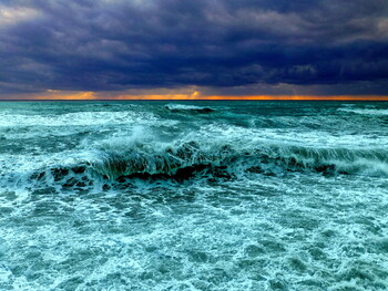 В Чёрное море в районе Сочи смыло два автомобиля с туристами