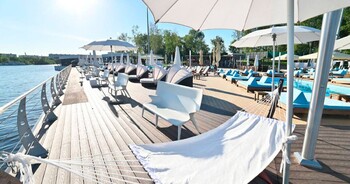 В Москве открыли пляж на Северном речном вокзале