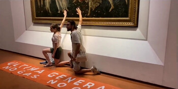 Экоактивисты приклеили себя к картине Боттичелли в Галерее Уффици