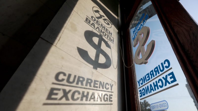 Курс доллара до конца лета вырастет не более чем до 65 рублей