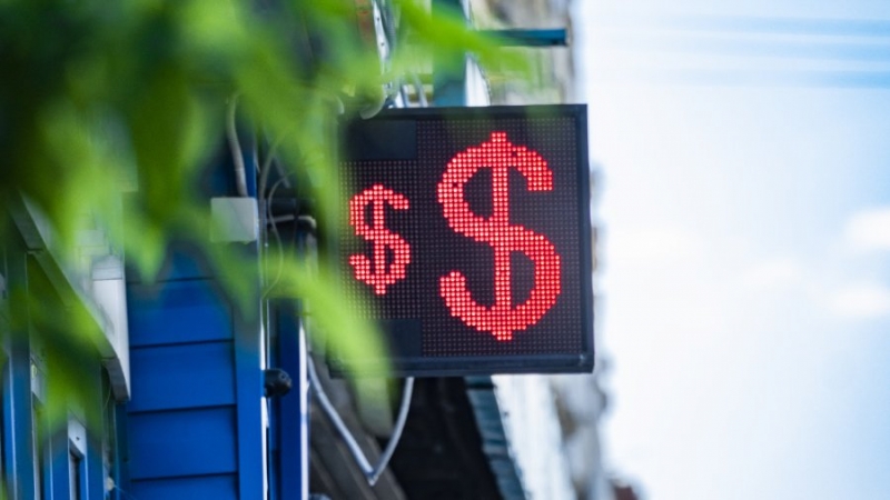 Курс доллара поднялся выше евро впервые с 2002 года