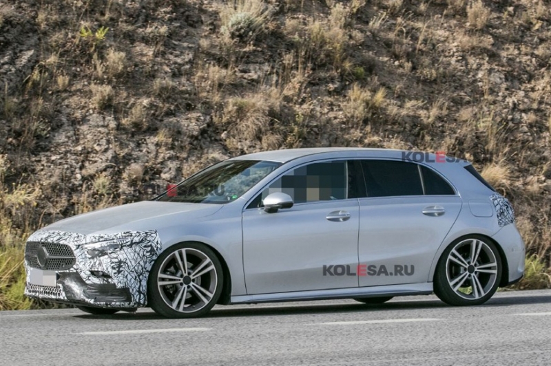 Mercedes-Benz обновит A-Class: хэтчбек проехался на камеру