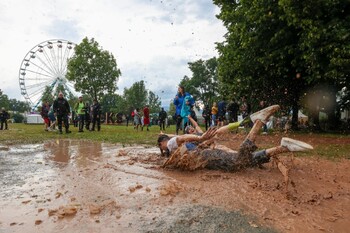 На фестивале Eurockéennes из-за бури отменили прощальный концерт Kiss и пострадали зрители