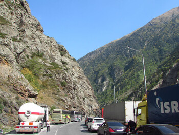 На границе с Грузией открыли 12 новых полос движения для легковых авто