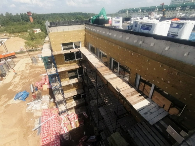 Строители приступили к устройству фасада детского сада в Кубинке