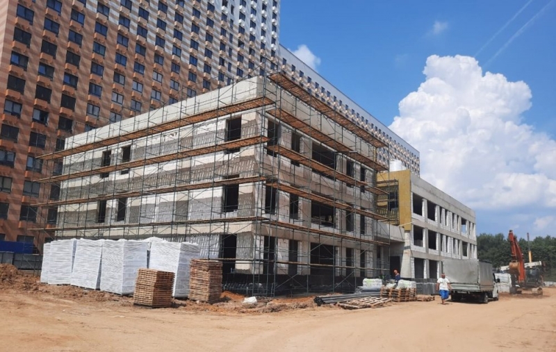 Строители приступили к устройству фасада здания нового детского сада в Ленинском округе