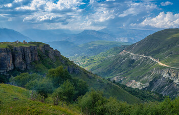 В Дагестане автомобиль с туристами упал в ущелье