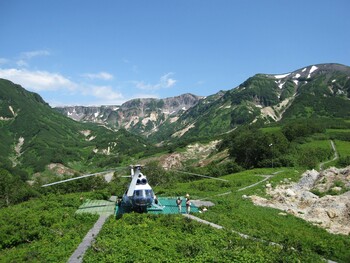 Вертолёт с детской тургруппой экстренно приземлился у вулкана на Камчатке