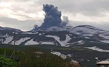 Вулкан Эбеко на Курилах выбросил столб пепла 
