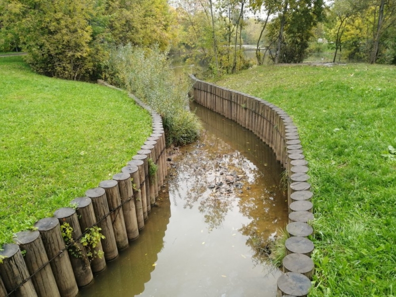 Завершено устройство стоек двух опор моста через реку Битцу