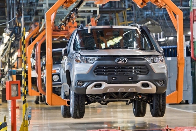 АВТОВАЗ возобновил сборку Lada Niva Travel: без подушек и ABS, но с «тревожной кнопкой»