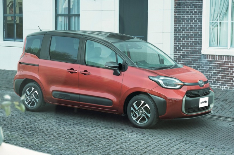 Компактный трёхрядный минивэн: дебютировала новая Toyota Sienta