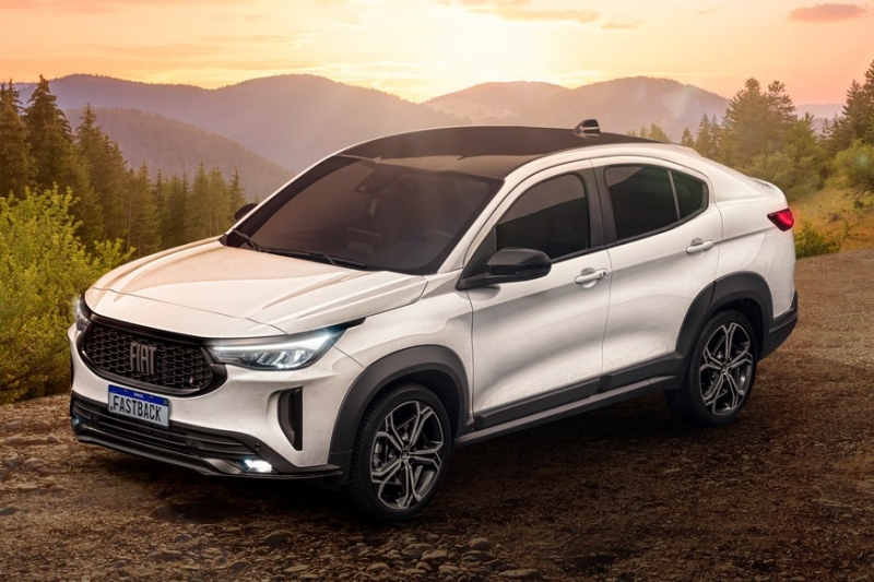 Купеобразный кроссовер Fiat Fastback с обликом «под BMW» внутри повторил бюджетного брата