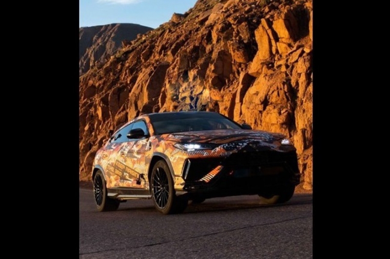 Lamborghini готовит новый Urus: тизеры будущего спортивного кроссовера