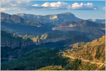 Машина с туристами упала с обрыва в Дагестане