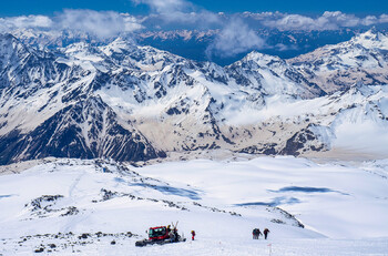 На Эльбрусе из расщелины вытащили туристку