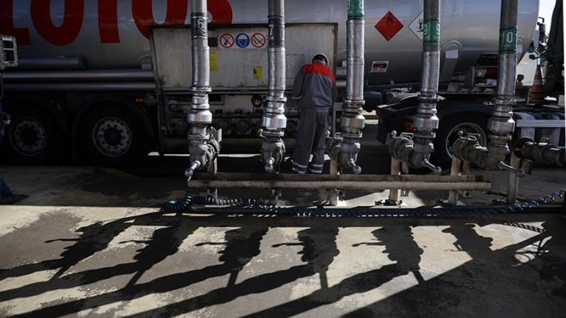 Нефть дешевеет на 1% на ожиданиях вокруг поставок