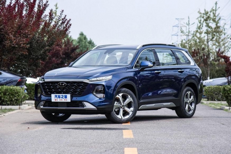 Растянутый Hyundai Santa Fe пережил рестайлинг: оригинальный снаружи и европейский внутри