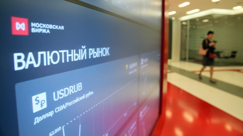 Рубль после обновления минимумов в начале июля перешел к укреплению