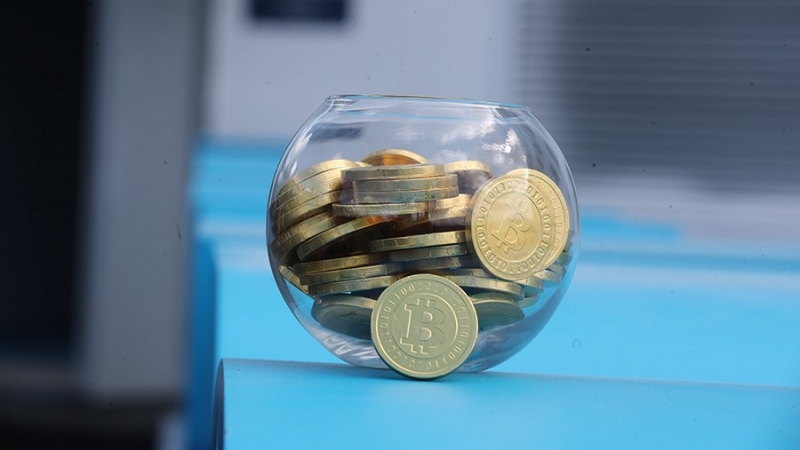 Стоимость биткоина снизилась на 10%