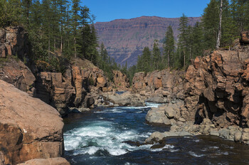 В Красноярске на реке перевернулся плот с туристами