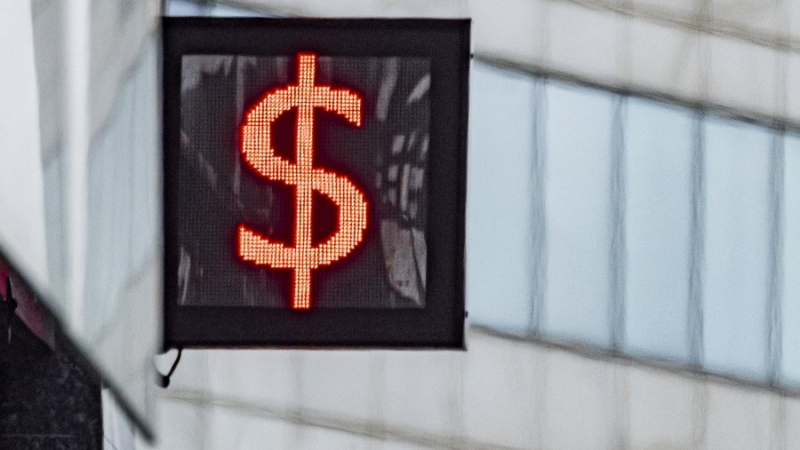 Аналитик назвал причины падения курса доллара и евро до минимумов лета 2022 года