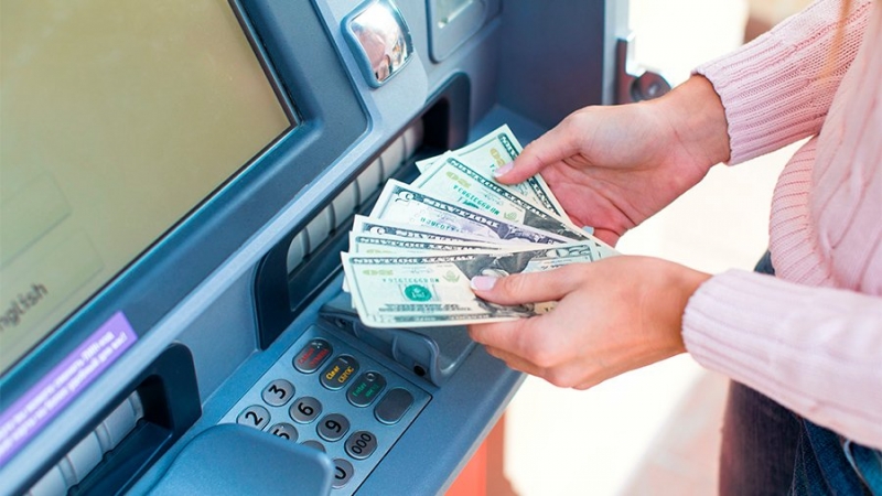 Банки ухудшили условия по выдаче наличных с валютных счетов граждан