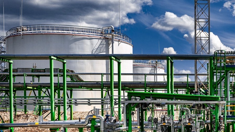 Bloomberg рассказало о консультациях стран ЕС по введению потолка цен на нефть РФ