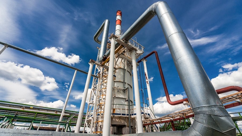 Эксперт рассказал о последствиях введения потолка цен на нефть из России