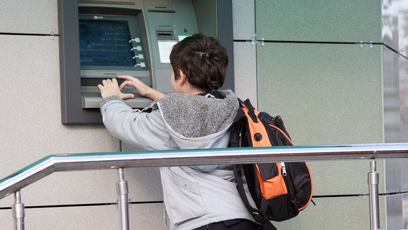 Эксперт рассказала об особенностях банковских карт для детей