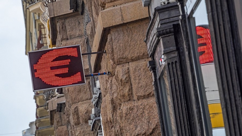 Евро опустился ниже 51 рубля впервые с 2014 года