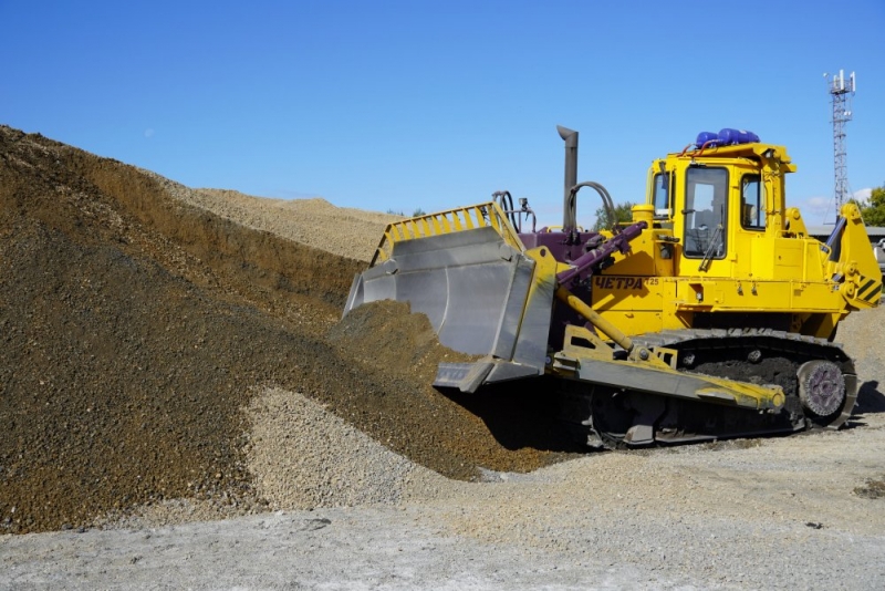 На цемзаводе Искитима запущен в работу новый бульдозер